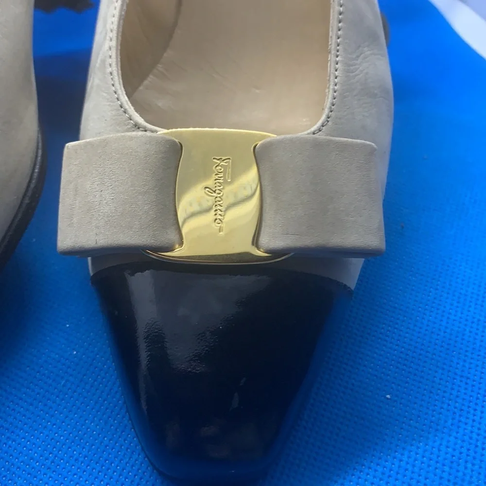 Salvatore‎ Ferragamo bow Pumps 5.5 B Beige suede black patent leather toe